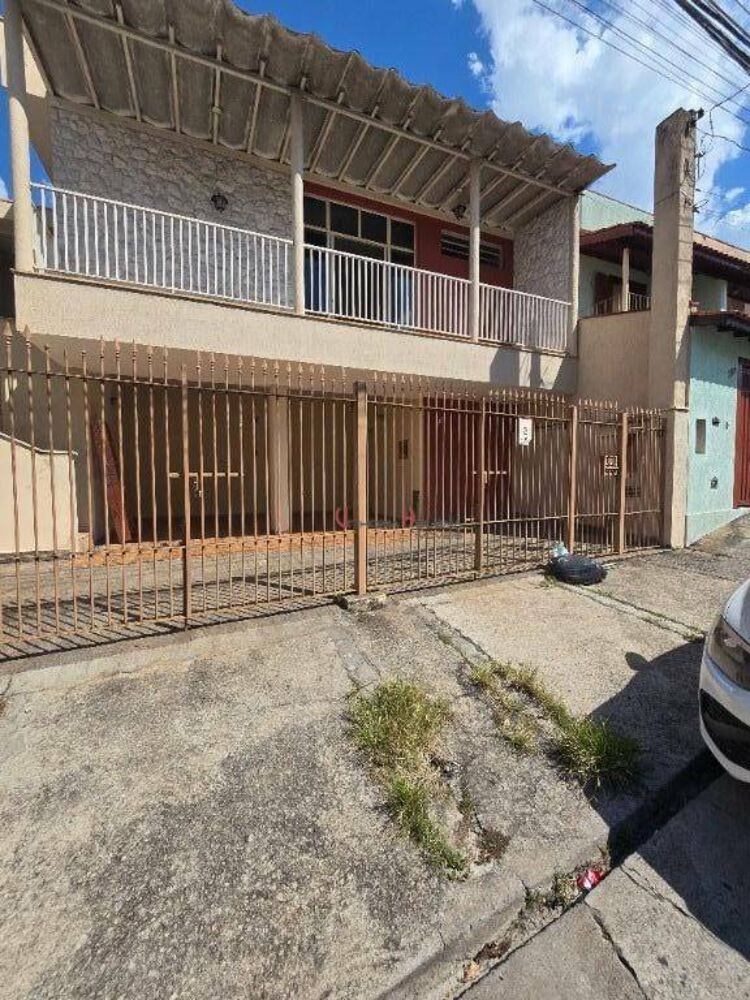 Casa para alugar com 4 quartos, 235m² - Foto 2