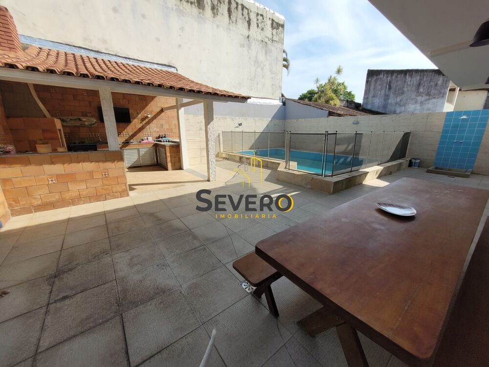 Casa à venda com 6 quartos, 218m² - Foto 3