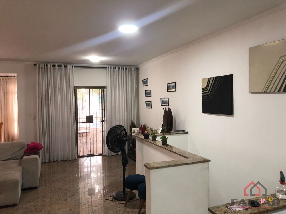 Casa à venda com 4 quartos, 180m² - Foto 2