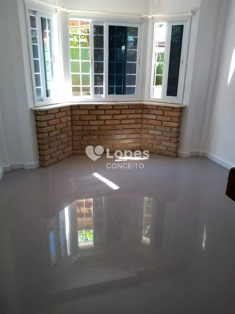 Casa à venda com 4 quartos, 240m² - Foto 1