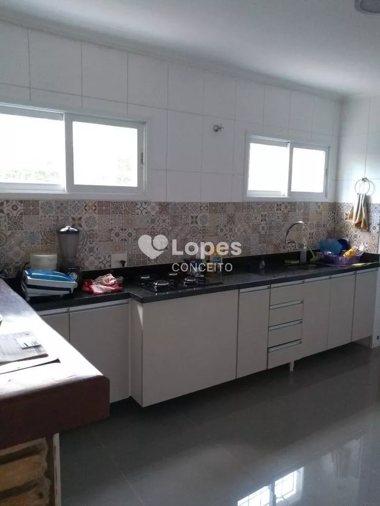 Casa à venda com 4 quartos, 240m² - Foto 4