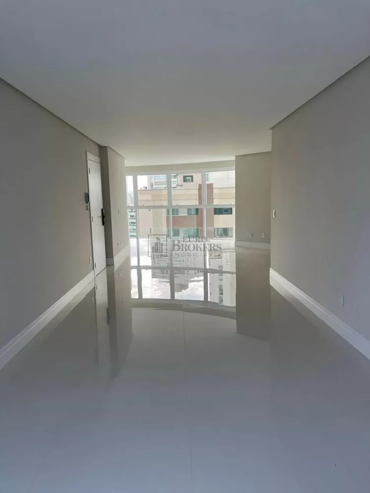 Apartamento à venda com 3 quartos, 138m² - Foto 2