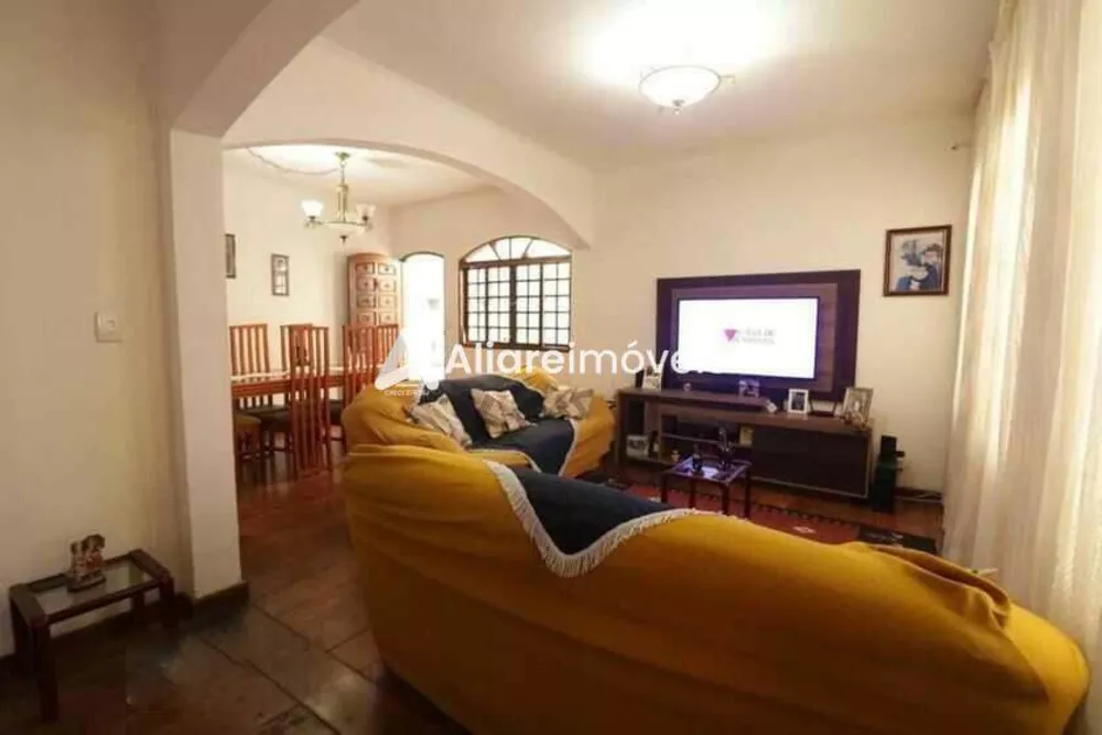 Casa à venda com 5 quartos, 186m² - Foto 3