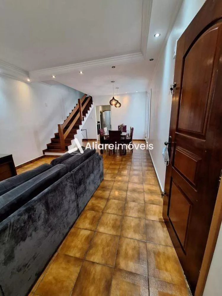 Casa à venda com 4 quartos, 180m² - Foto 1