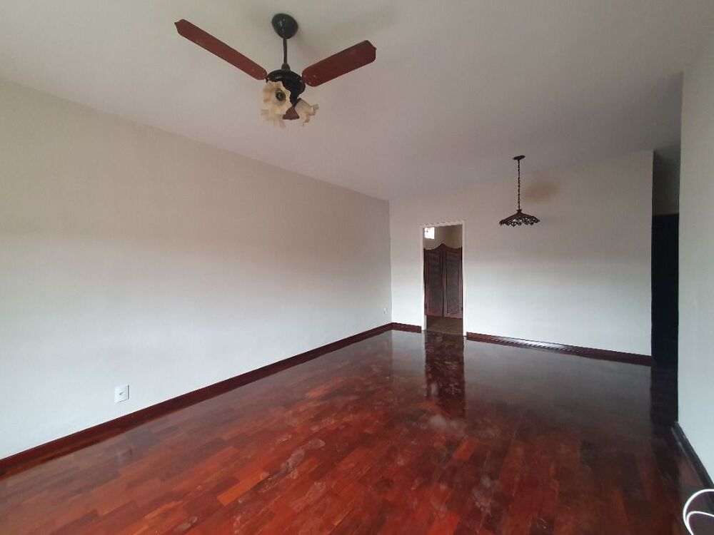 Casa à venda com 4 quartos, 147m² - Foto 1