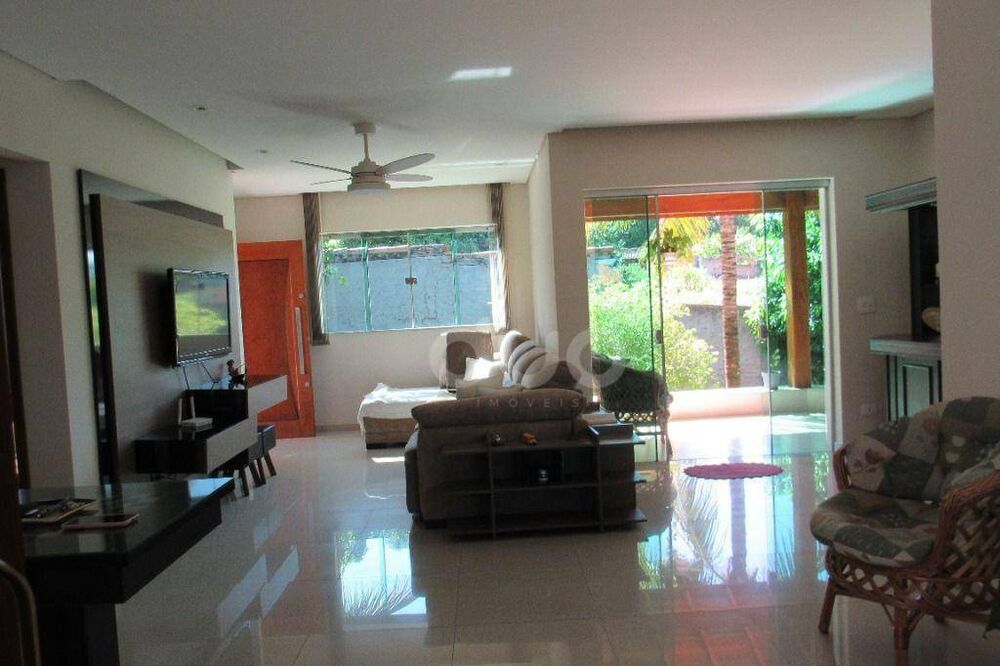 Casa à venda com 3 quartos, 334m² - Foto 1