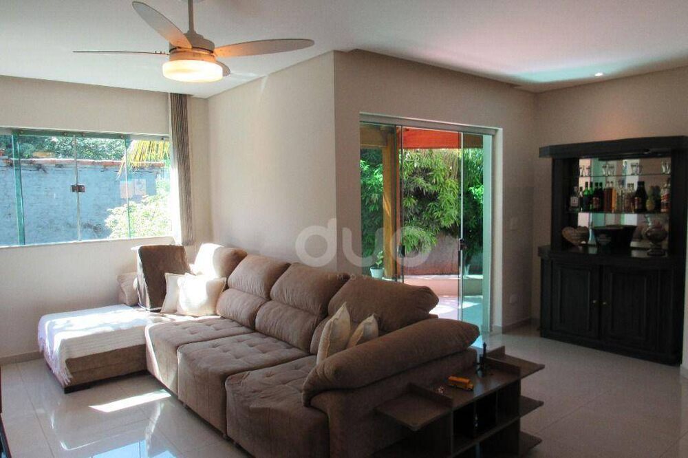 Casa à venda com 3 quartos, 334m² - Foto 2
