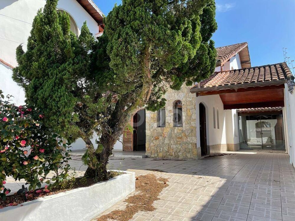 Casa à venda com 3 quartos, 256m² - Foto 1