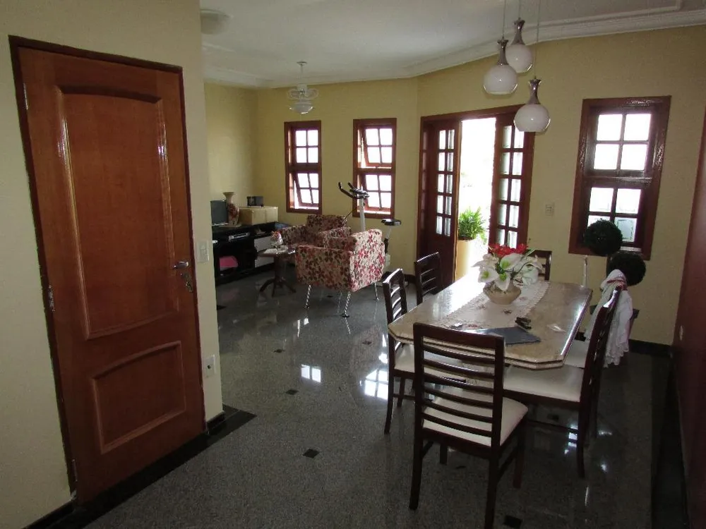 Casa, 3 quartos, 241 m² - Foto 1