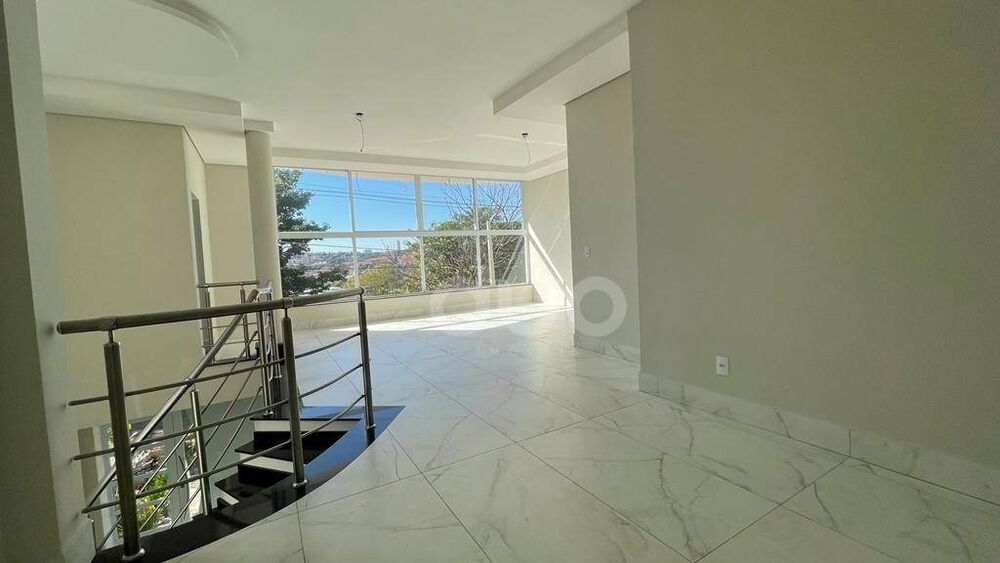 Casa de Condomínio à venda e aluguel com 3 quartos, 240m² - Foto 1