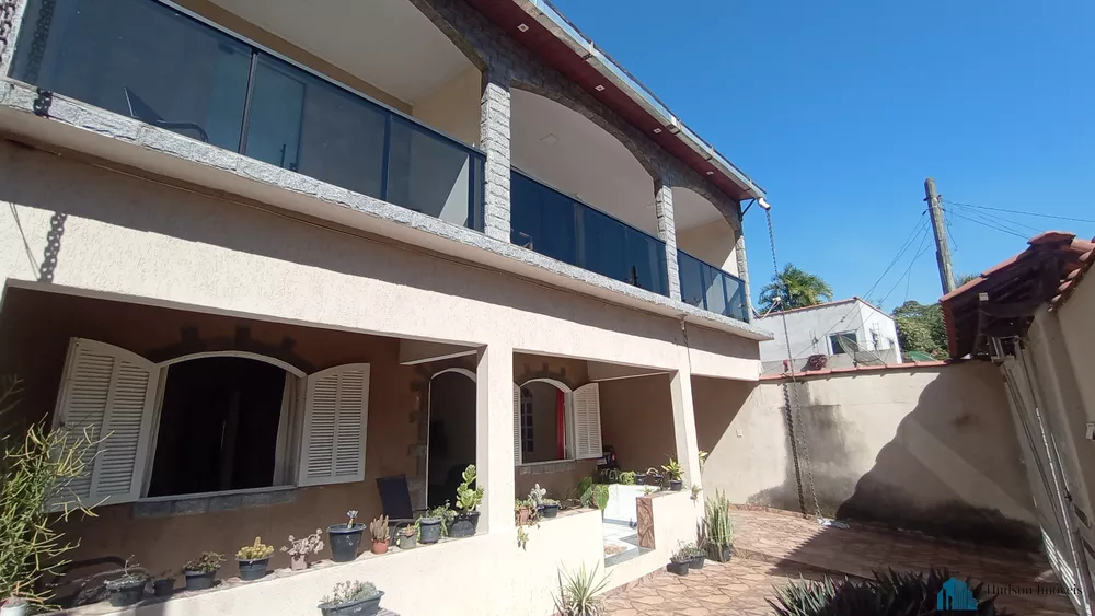 Casa à venda com 4 quartos, 240m² - Foto 1