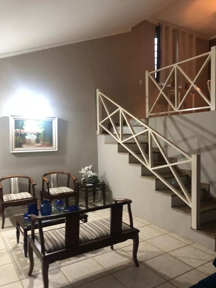 Casa à venda com 3 quartos, 214m² - Foto 2