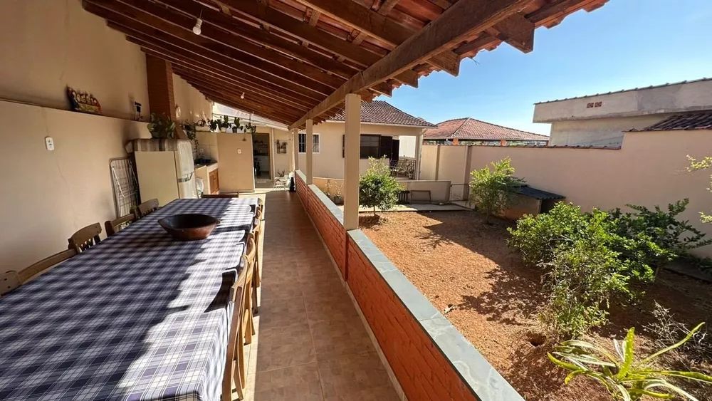 Casa à venda com 3 quartos, 202m² - Foto 1