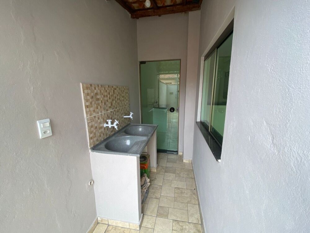 Casa à venda com 2 quartos, 71m² - Foto 4