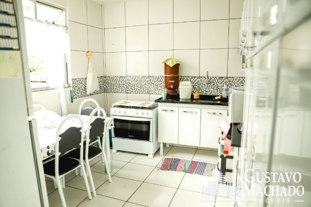 Casa à venda com 4 quartos, 260m² - Foto 1