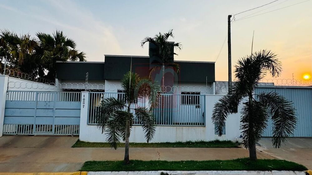 Casa à venda com 2 quartos, 450m² - Foto 1