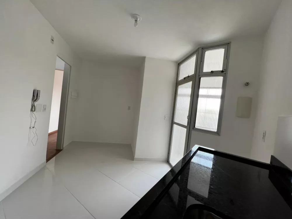 Apartamento à venda com 2 quartos, 62m² - Foto 2