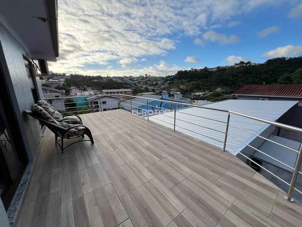 Casa à venda com 3 quartos, 270m² - Foto 1