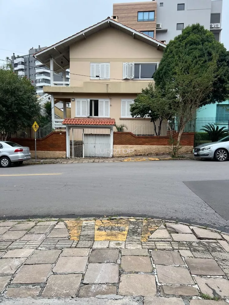 Casa à venda com 6 quartos, 200m² - Foto 2