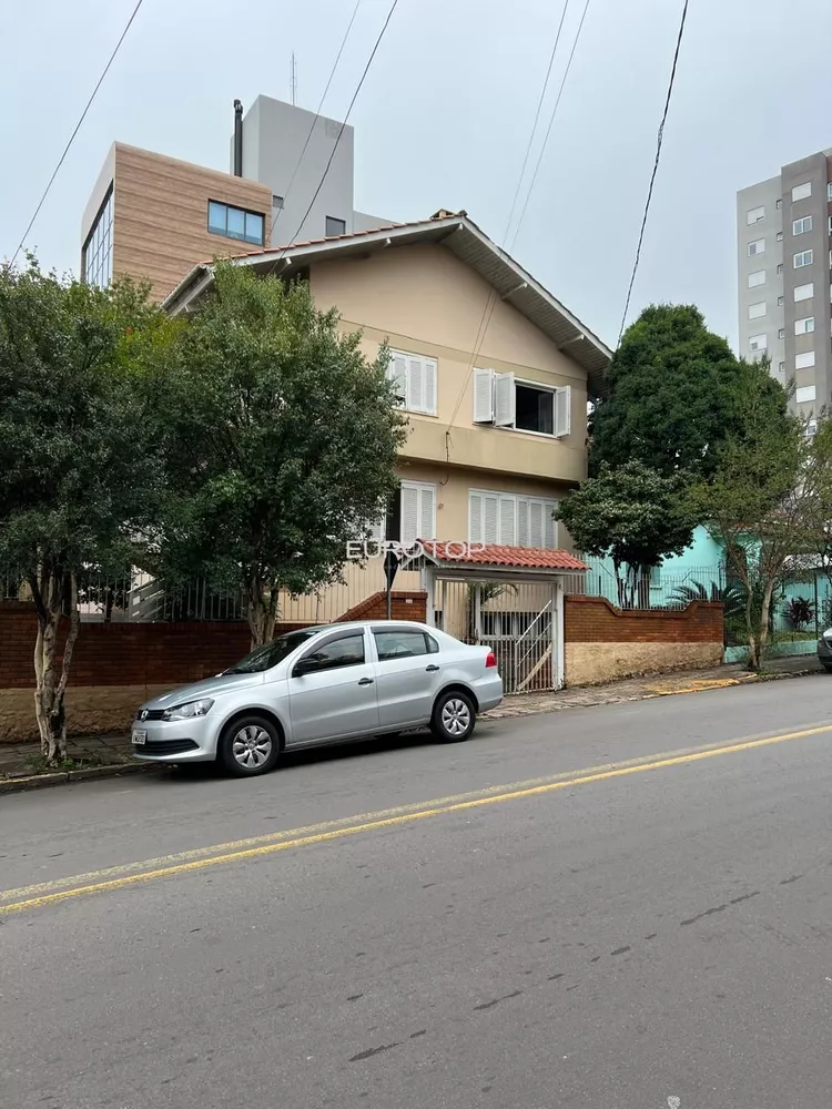 Casa à venda com 6 quartos, 200m² - Foto 1