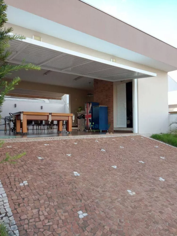 Casa de Condomínio à venda com 3 quartos, 210m² - Foto 1