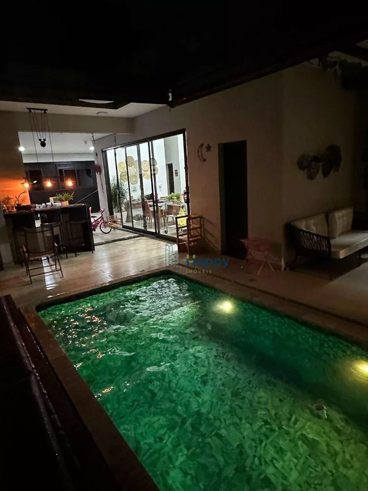 Casa de Condomínio à venda com 3 quartos, 210m² - Foto 1