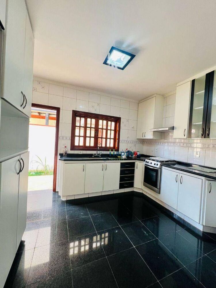 Casa de Condomínio para alugar com 4 quartos, 250m² - Foto 3