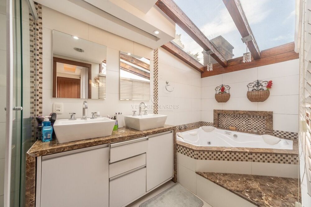 Casa de Condomínio à venda com 4 quartos, 205m² - Foto 1
