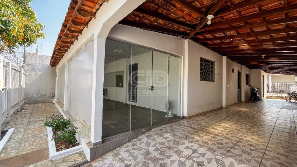 Casa à venda com 3 quartos, 233m² - Foto 1