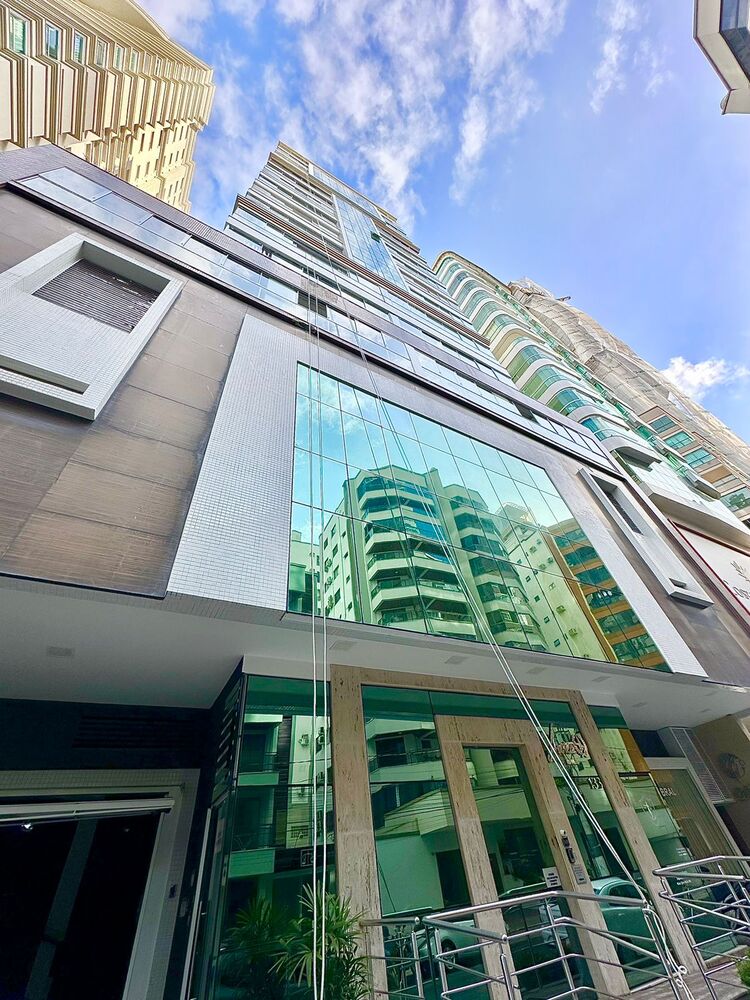 Apartamento à venda com 4 quartos, 187m² - Foto 2