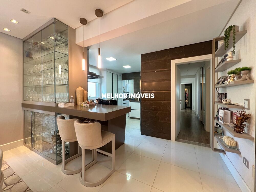 Apartamento à venda com 3 quartos, 153m² - Foto 2