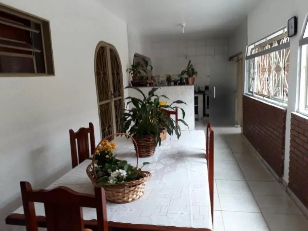 Casa à venda com 3 quartos, 240m² - Foto 1