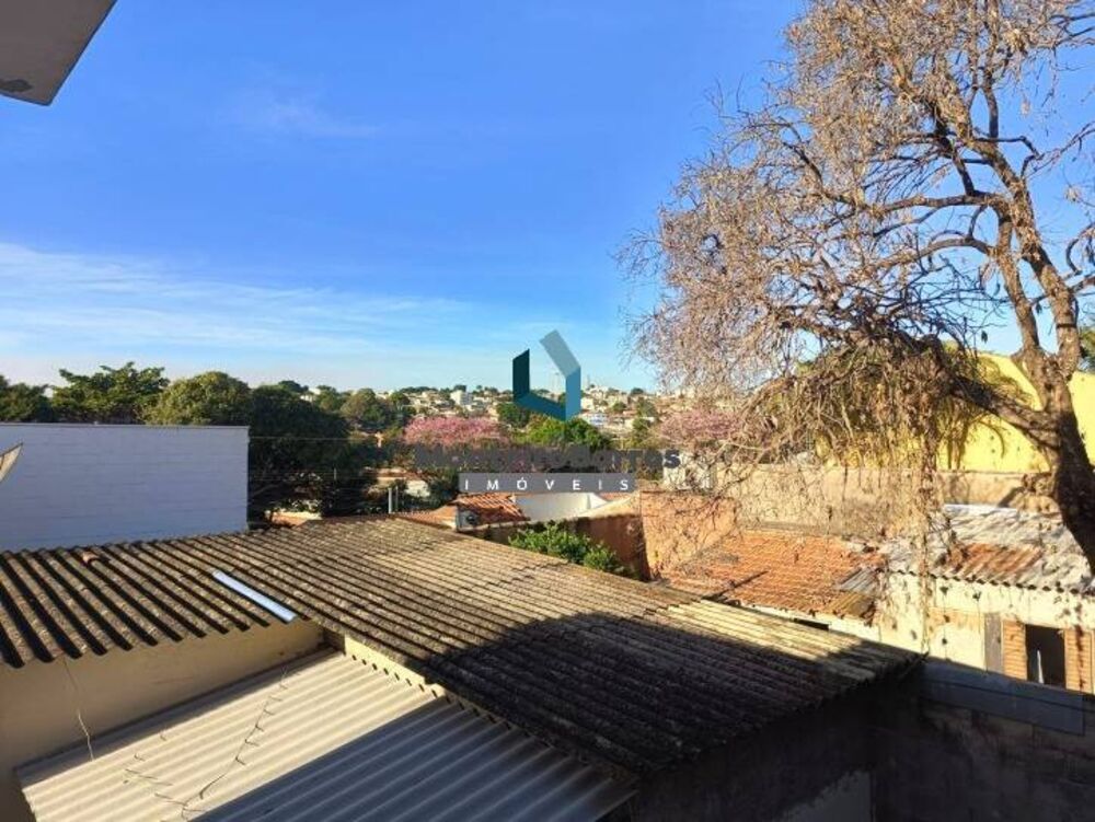 Casa à venda com 7 quartos, 300m² - Foto 1