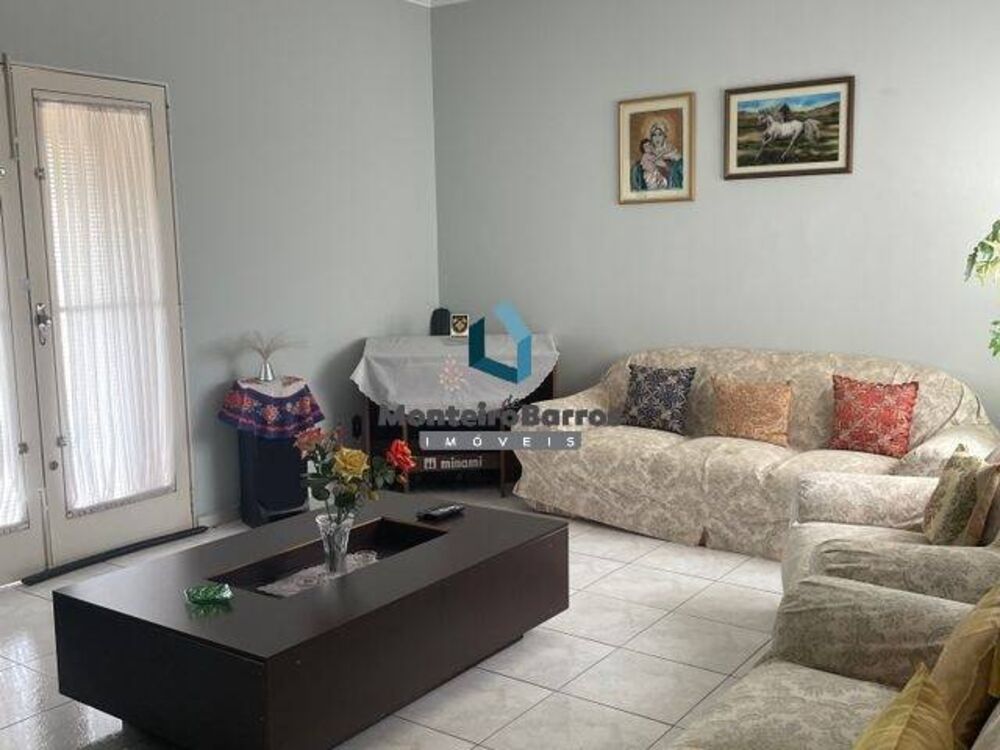 Casa, 4 quartos, 353 m² - Foto 1