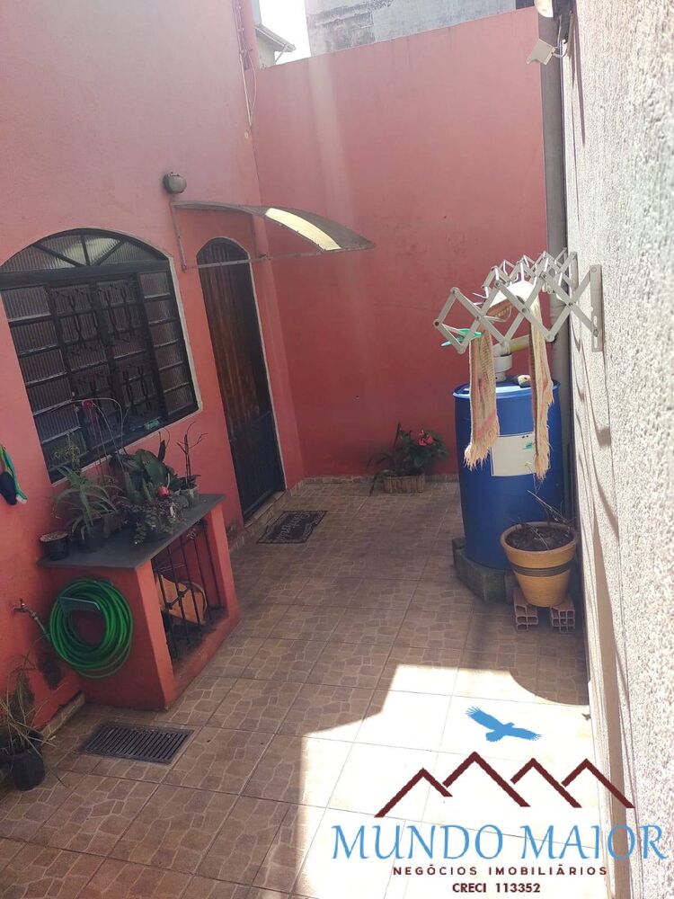 Casa à venda com 3 quartos, 172m² - Foto 1