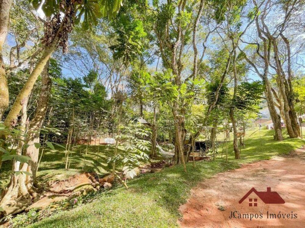 Casa à venda com 4 quartos, 235m² - Foto 1