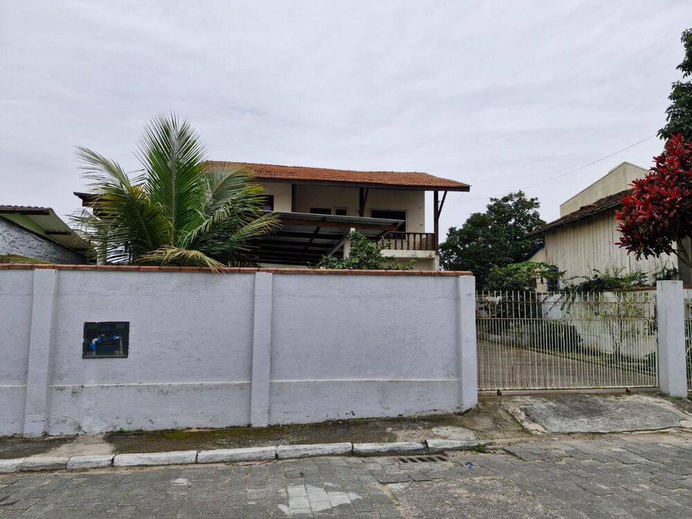 Casa à venda com 5 quartos, 300m² - Foto 1