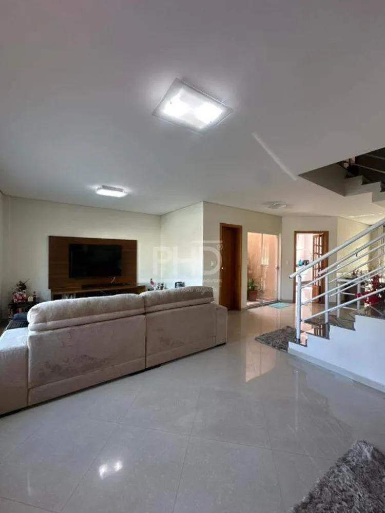 Casa, 3 quartos, 228 m² - Foto 1