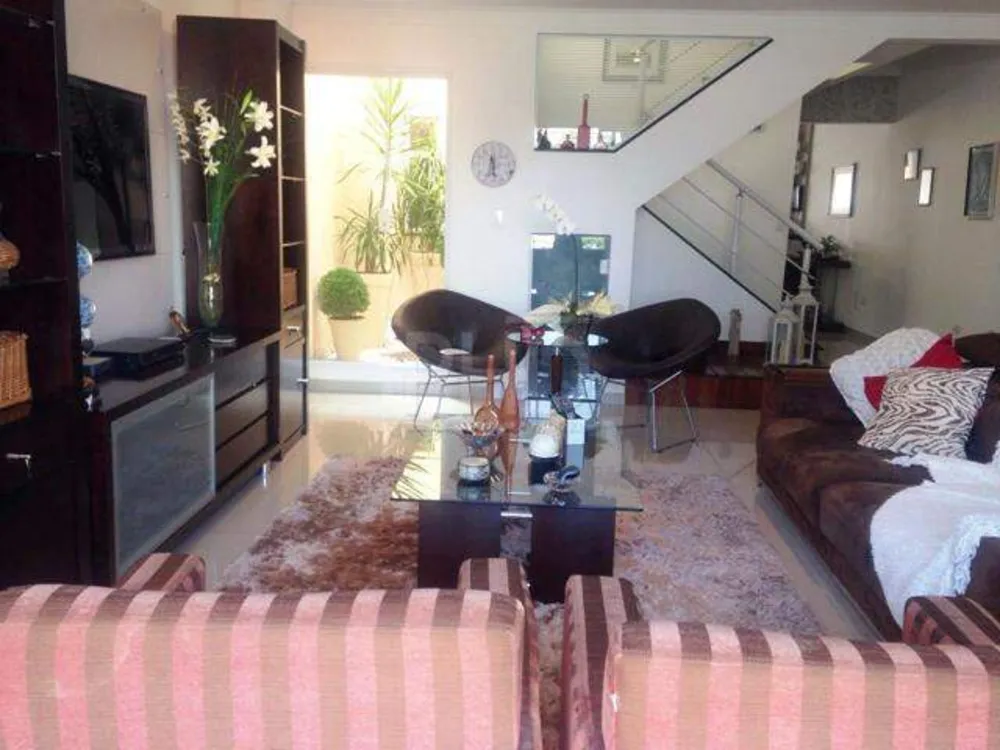 Sobrado, 3 quartos, 292 m² - Foto 1