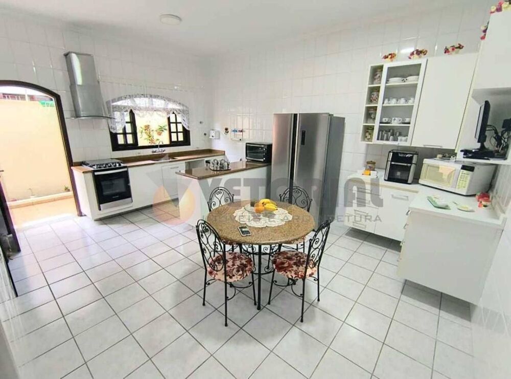 Casa à venda com 4 quartos, 266m² - Foto 2