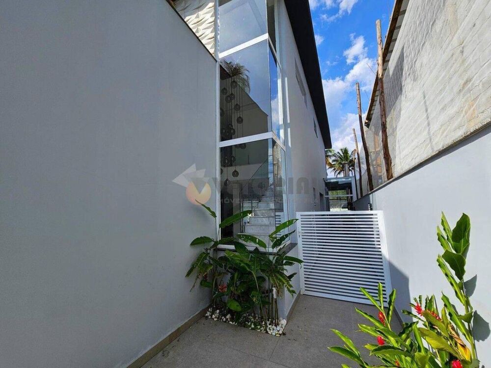 Casa de Condomínio à venda com 4 quartos, 311m² - Foto 1