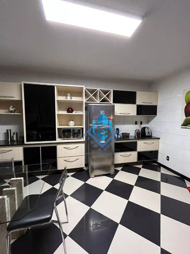 Sobrado à venda com 3 quartos, 243m² - Foto 1