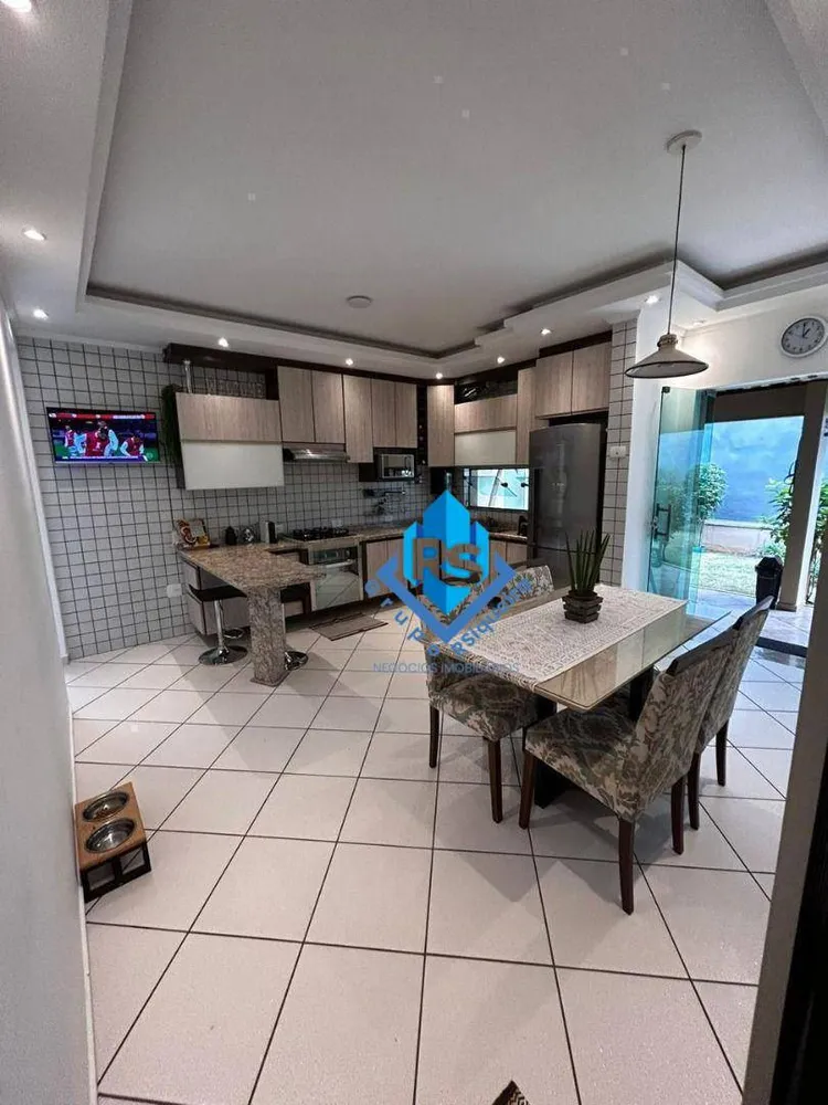 Sobrado, 3 quartos, 295 m² - Foto 1
