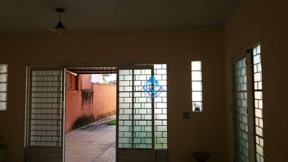 Casa à venda com 2 quartos, 180m² - Foto 2