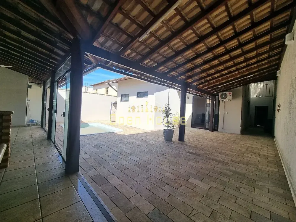 Casa, 3 quartos, 212 m² - Foto 1