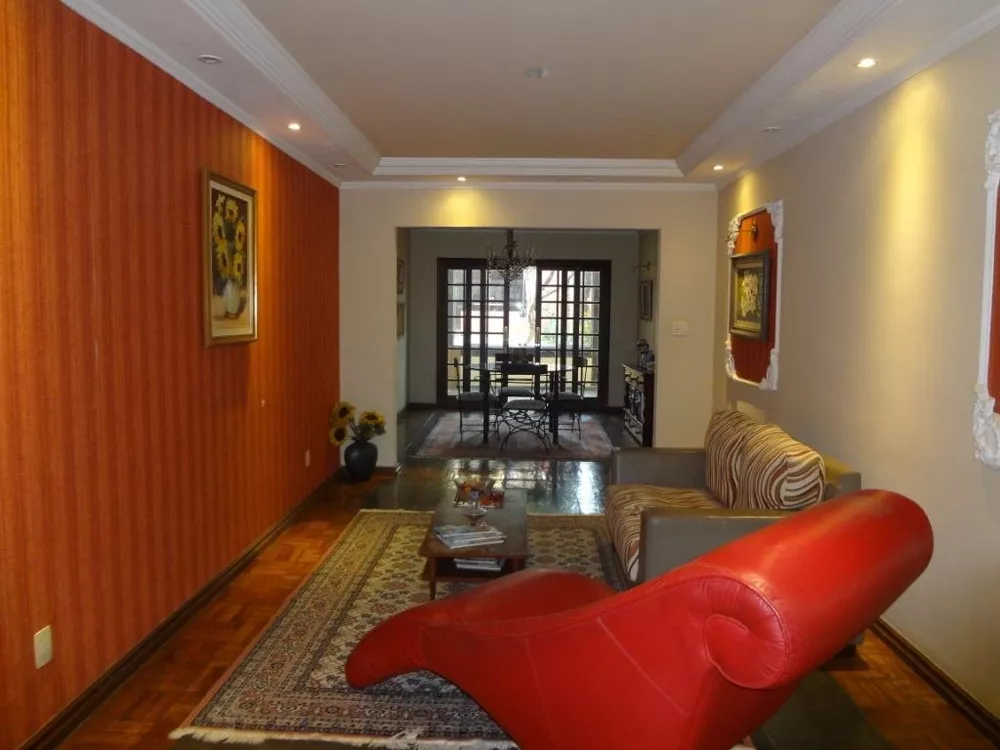 Casa à venda com 3 quartos, 271m² - Foto 1