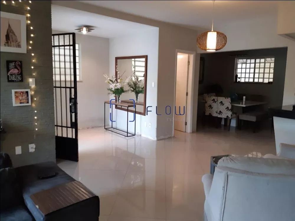 Casa à venda com 3 quartos, 232m² - Foto 2