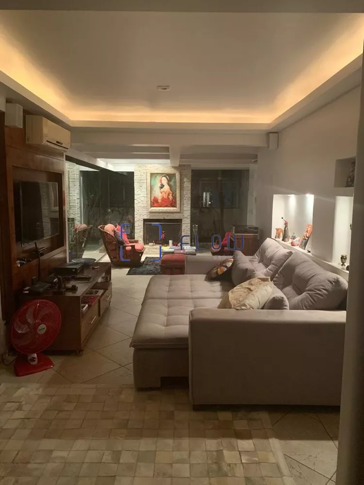 Cobertura à venda com 3 quartos, 250m² - Foto 2