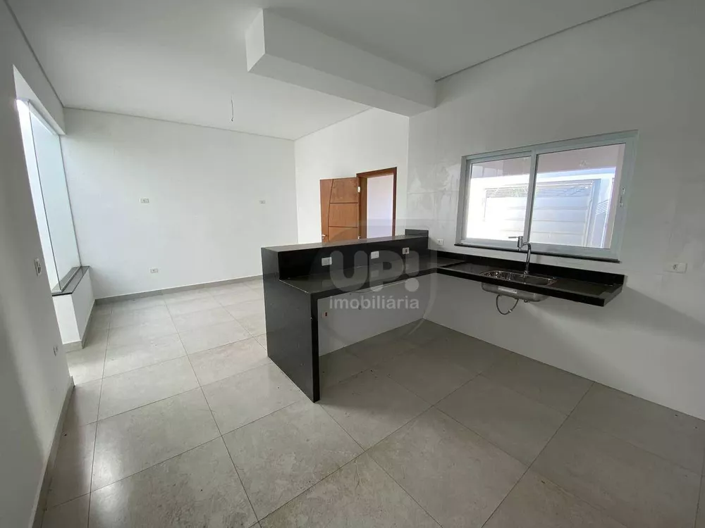 Casa à venda com 3 quartos, 125m² - Foto 1