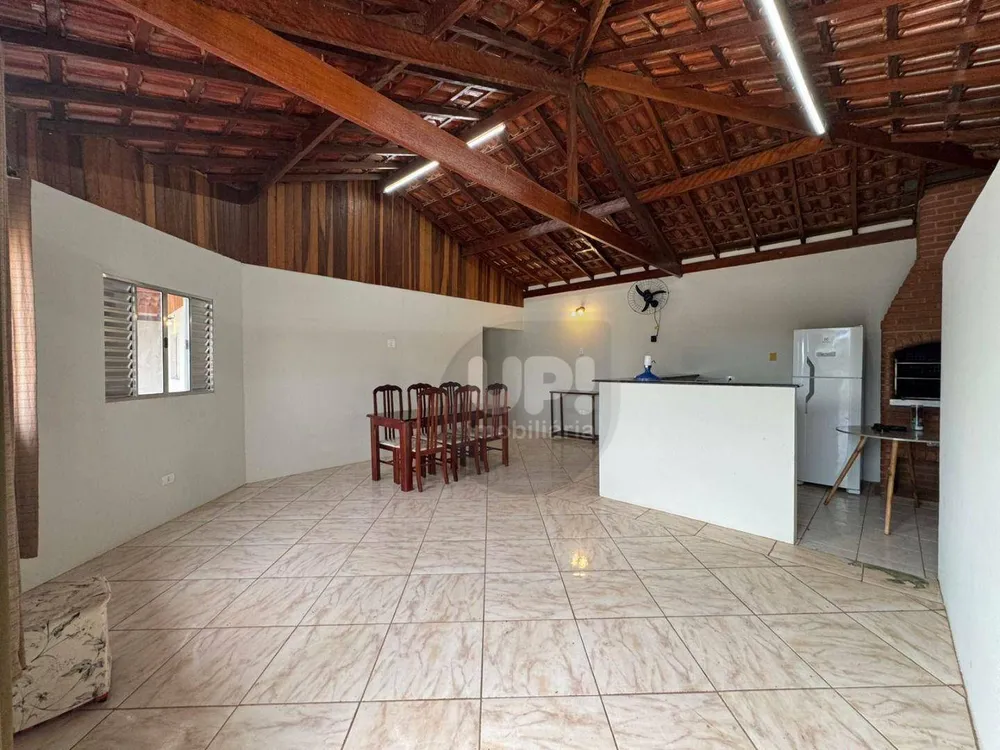 Chácara, 2 quartos, 1063 m² - Foto 2
